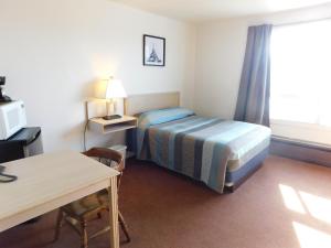 Un pat sau paturi într-o cameră la Timberland Hotel