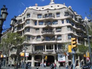 een groot gebouw in een stadsstraat met mensen die er omheen lopen bij David's House in Barcelona