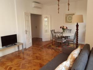 Apartamento Soho-Colón, ubicado en centro histórico في مالقة: غرفة معيشة مع أريكة وطاولة