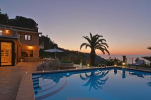 The swimming pool at or close to Villa Provenza