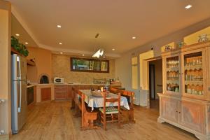 A kitchen or kitchenette at Villa Provenza