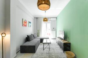 ein Wohnzimmer mit einem Sofa und einem Tisch in der Unterkunft Style 'n' Comfort in Thessaloniki