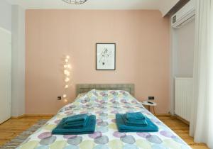 ein Schlafzimmer mit einem Bett mit blauen Handtüchern darauf in der Unterkunft Style 'n' Comfort in Thessaloniki