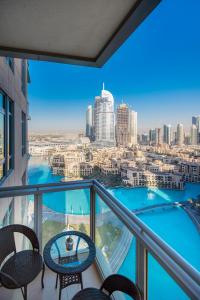 One Bedroom Apartment Dubai Fountain & Old Town View by Auberge veya yakınında bir havuz manzarası