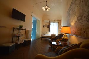 sala de estar con sofá y mesa en Centro Sicilia Rooms-Suites & Terrace, en Enna
