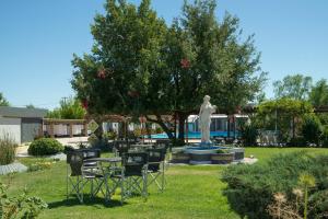 Κήπος έξω από το Cristal Hotel
