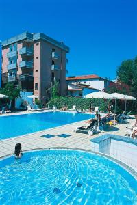 Bazén v ubytování Park Hotel Miriam nebo v jeho okolí