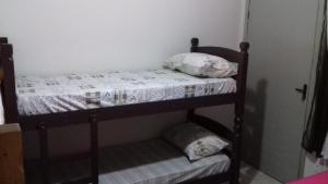 - un lit superposé avec 2 oreillers au-dessus dans l'établissement Casa Central, à Olímpia