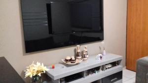 - un salon avec une grande télévision murale dans l'établissement Casa Central, à Olímpia