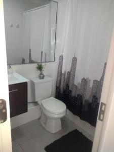 a bathroom with a toilet and a sink at Departamento arica in Arica