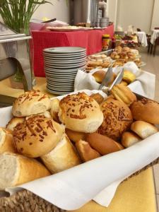 un plato de bagels y pan en una mesa en Hotel Victoria Plaza, en Tarija
