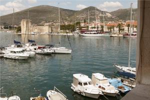 Eine Reihe von Booten liegt im Hafen vor Anker. in der Unterkunft Villa Moretti in Trogir