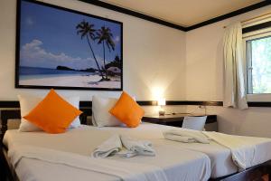 Una habitación de hotel con una cama con toallas. en Hippocampus Beach Resort, en Isla de Malapascua