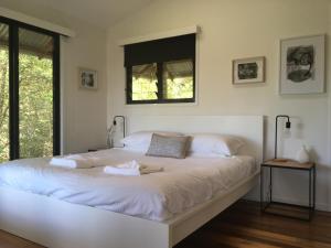 A bed or beds in a room at Tallaringa Views