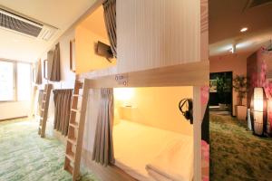 Ueno Station Hostel Oriental 1 Male Only房間的床