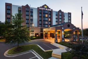 ein Hotel mit einem Parkplatz vor einem Gebäude in der Unterkunft Hyatt Place Baltimore Owings Mills in Owings Mills