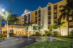 Hyatt Place Fort Lauderdale Cruise Port & Convention Center في فورت لاودردال: تقديم واجهة الفندق في الليل
