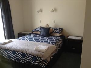 A bed or beds in a room at Darfield Bel Air right on the main street