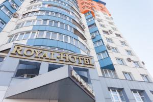 un edificio con una señal de hotel delante de él en Royal Hotel, en Novokuznetsk