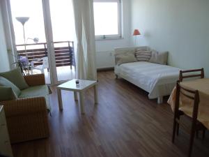 ein Wohnzimmer mit einem Sofa und einem Tisch in der Unterkunft Ferienwohnung Mostecky in Ferlach
