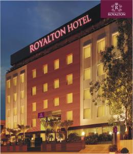 um hotel com uma placa na frente em Royalton Hyderabad Abids em Hyderabad