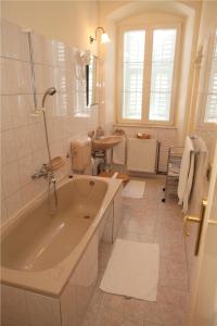 Un baño blanco con bañera y lavabo. en Villa Moretti, en Trogir