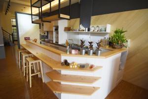 台南的住宿－漿果旅店，厨房配有带凳子的长台面