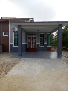 una pequeña casa con una entrada delante de ella en Airport Kelantan HOMESTAY & TRANSIT ROOM, en Kota Bharu