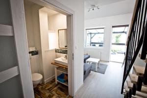 ein kleines Badezimmer mit Waschbecken und Toilette in der Unterkunft Dom Przy Plaży w Dąbkach in Dąbki