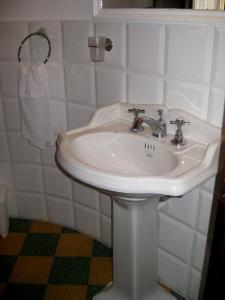 阿格里真托的住宿－泰蒂吉爾珍蒂旅館，浴室配有白色水槽和毛巾