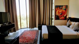 Postel nebo postele na pokoji v ubytování The Saneer Jaipur