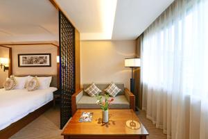 a hotel room with a bed and a table at SSAW Boutique Hotel Hangzhou Qiandao Lake in Chun'an