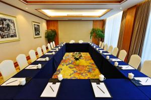 a conference room with a long table and chairs at SSAW Boutique Hotel Hangzhou Qiandao Lake in Chun'an