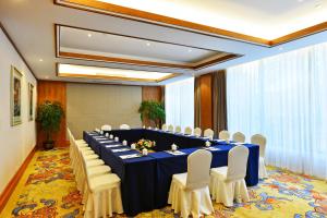 a large meeting room with a long table and chairs at SSAW Boutique Hotel Hangzhou Qiandao Lake in Chun'an