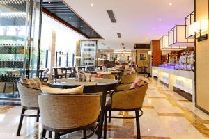 a restaurant with tables and chairs in a room at SSAW Boutique Hotel Hangzhou Qiandao Lake in Chun'an