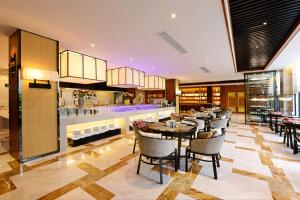 a restaurant with tables and chairs and a bar at SSAW Boutique Hotel Hangzhou Qiandao Lake in Chun'an