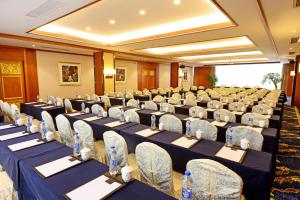 a large room with rows of tables and chairs at SSAW Boutique Hotel Hangzhou Qiandao Lake in Chun'an