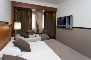 Hotel Balmoral tesisinde bir odada yatak veya yataklar