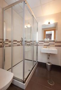 y baño con ducha y lavamanos. en Hostal Jemasaca-Palma61, en Madrid