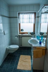 La salle de bains est pourvue d'un lavabo et de toilettes. dans l'établissement ferienwohnung Gabriele, à Schönau am Königssee