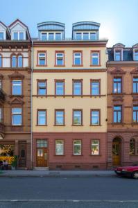 ハイデルベルクにあるQube Apartments Bergheimの通りに多くの窓がある大きな建物