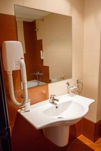 班斯科的住宿－Bansko Holiday Apartments，一间带水槽和镜子的浴室