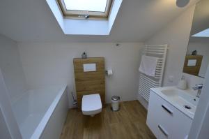 Koupelna v ubytování Apartamenty Skalite Szczyrk ul Woźna 14 + 36 fotografií