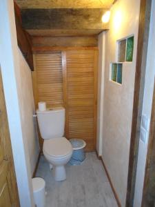 ein Bad mit WC in einem kleinen Zimmer in der Unterkunft La Bastide St Paul in Anglès