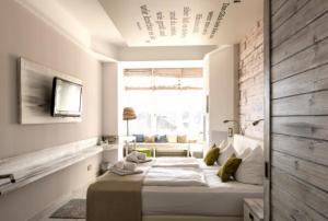 TV a/nebo společenská místnost v ubytování SEETELHOTEL Strandhotel Atlantic das Boutiquehotel am Meer
