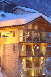 een groot gebouw met sneeuw erop bij L'Epicerie Du Monal in Sainte-Foy-Tarentaise