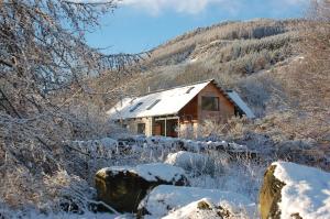 eine Hütte im Schnee auf einem Berg in der Unterkunft The Steading in Aberfeldy