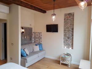 a living room with a couch and a tv on the wall at Bellambra in Monterosso al Mare