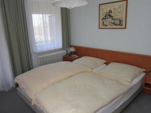1 Schlafzimmer mit 2 Betten und einem Fenster in der Unterkunft Hotel Möllner Hof in Welt