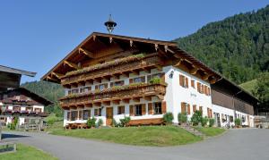 ein großes Gebäude mit Pflanzen an der Seite in der Unterkunft Hacklhof in Kössen